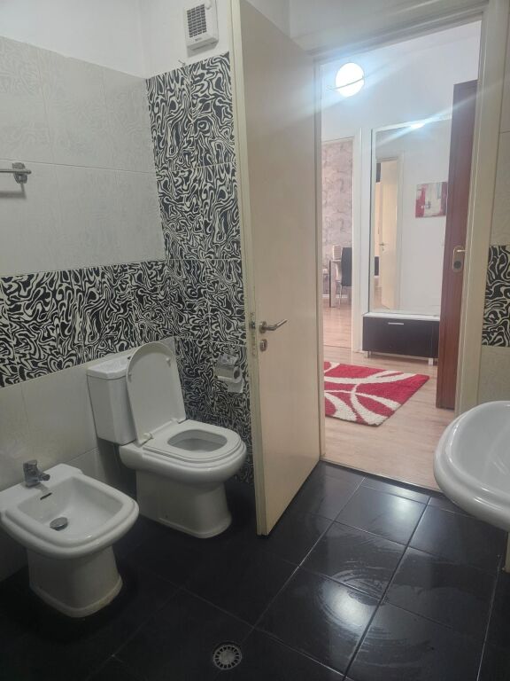 Affittasi 2+1 vicino ai palazzi Cabej, yzberisht 40.000Leke