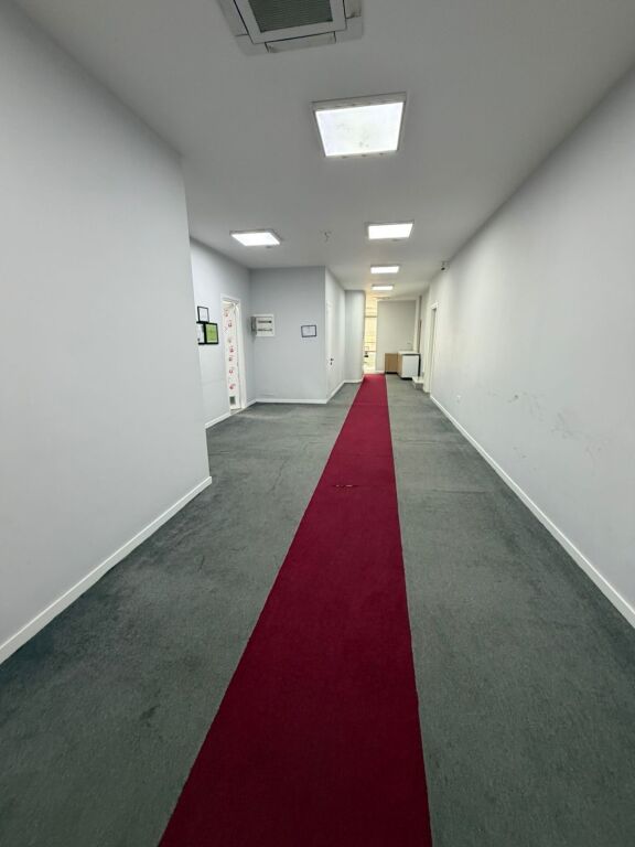 Jepet ambjent per zyra 400 m2 te Shkolla e Kuqe
