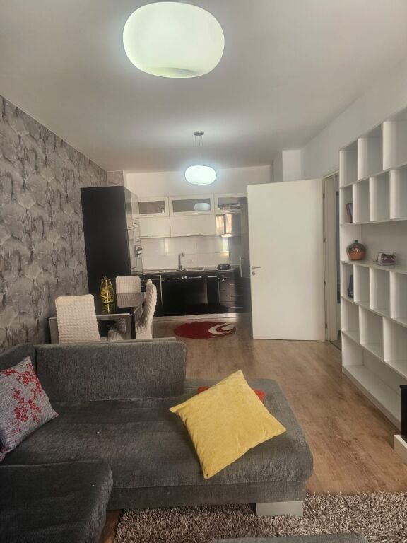 Affittasi 2+1 vicino ai palazzi Cabej, yzberisht 40.000Leke