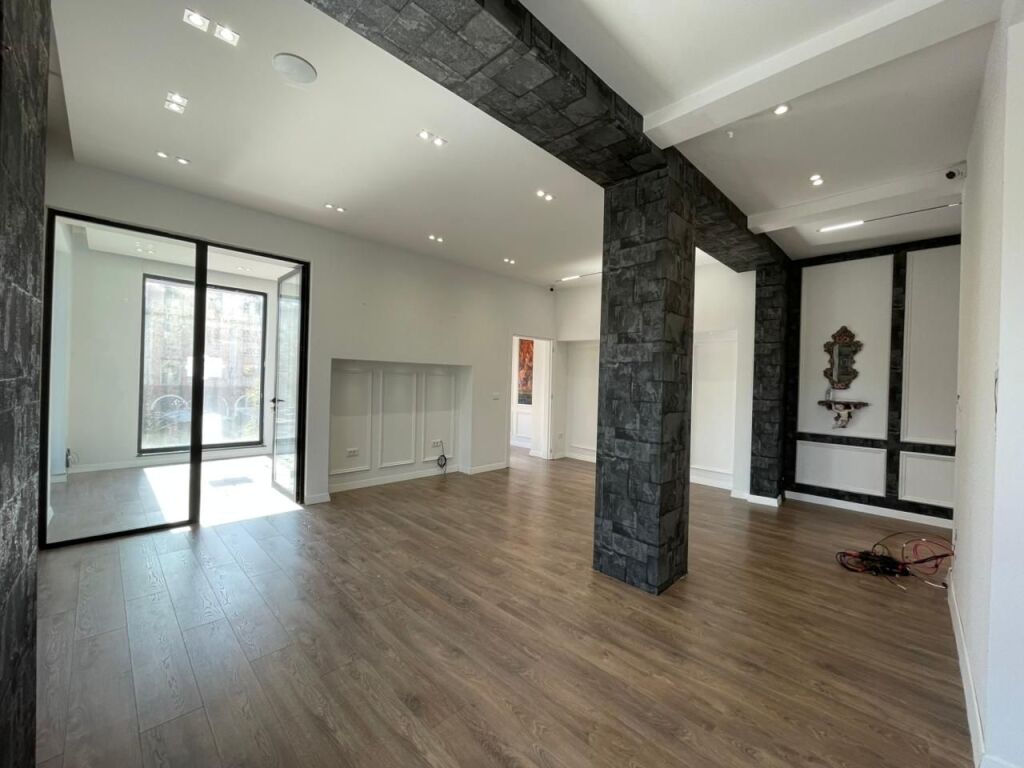 Ambient biznesi per qira tek Shallvaret prane Taivanit.