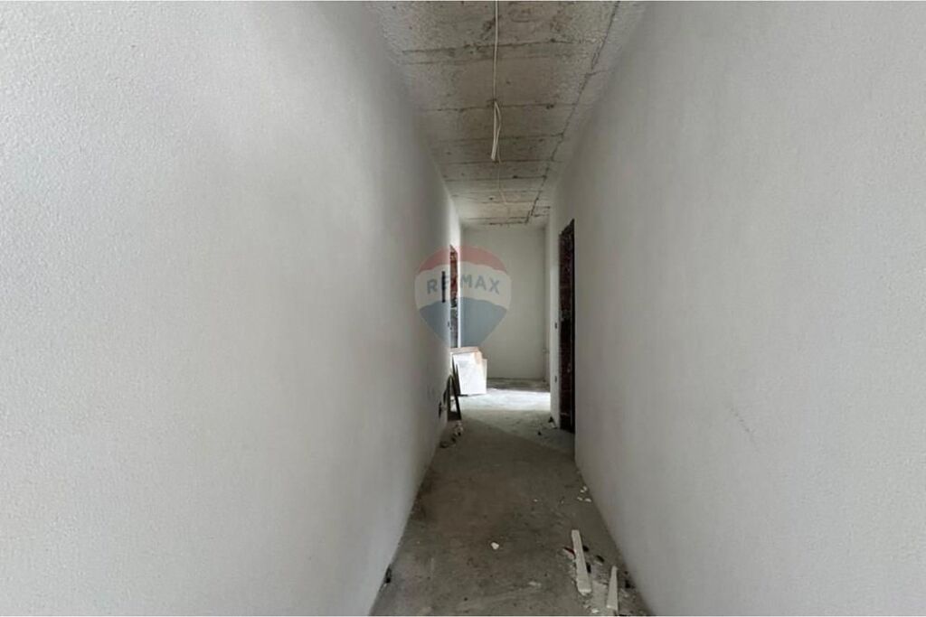 Shitet Apartament 3+1+2 në Porcelan