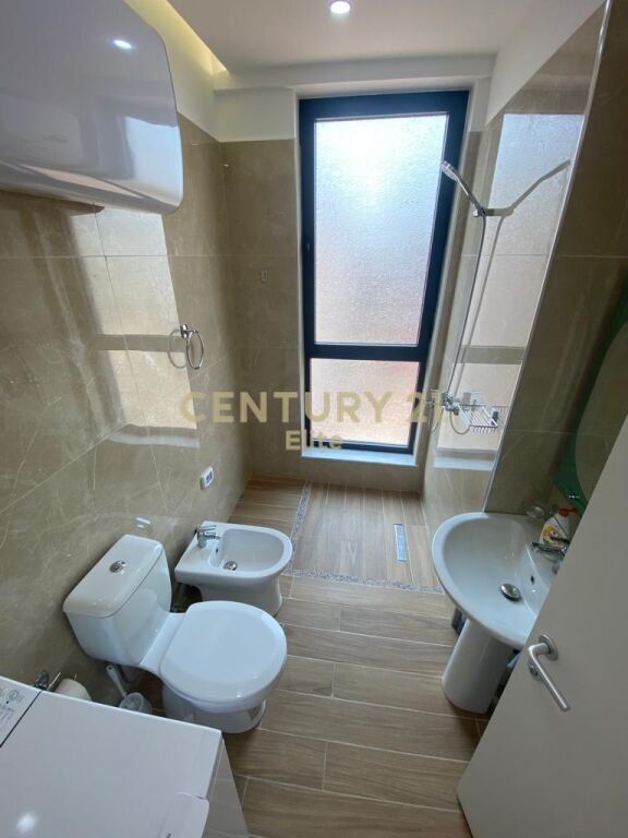 APARTAMENT ME QIRA TEK RRUGA E BARRIKADAVE ME POST PARKIMI