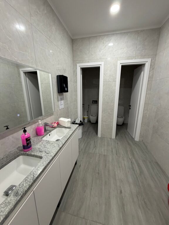 Ambjent per zyra,400 m2,rruga bardhyl afer shkolles se kuqe,5000 euro