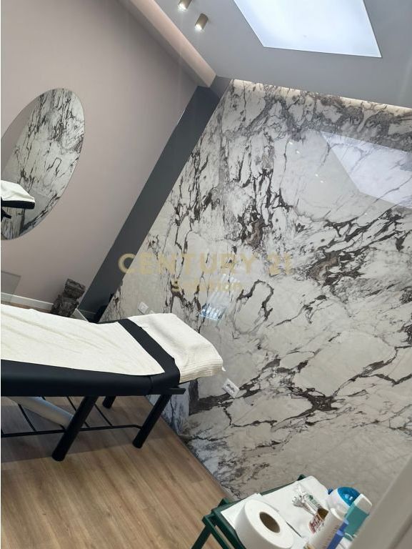 JEPET ME QERA PARUKERI NE KOMUN TE PARISIT