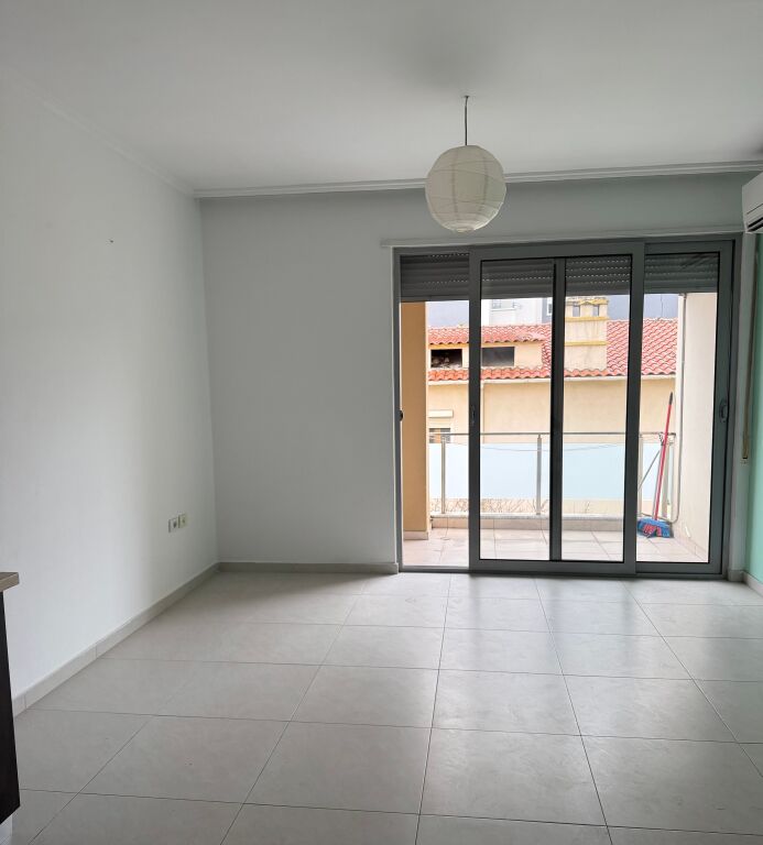 Apartament me qira 1+1 te Komuna e Parisit!