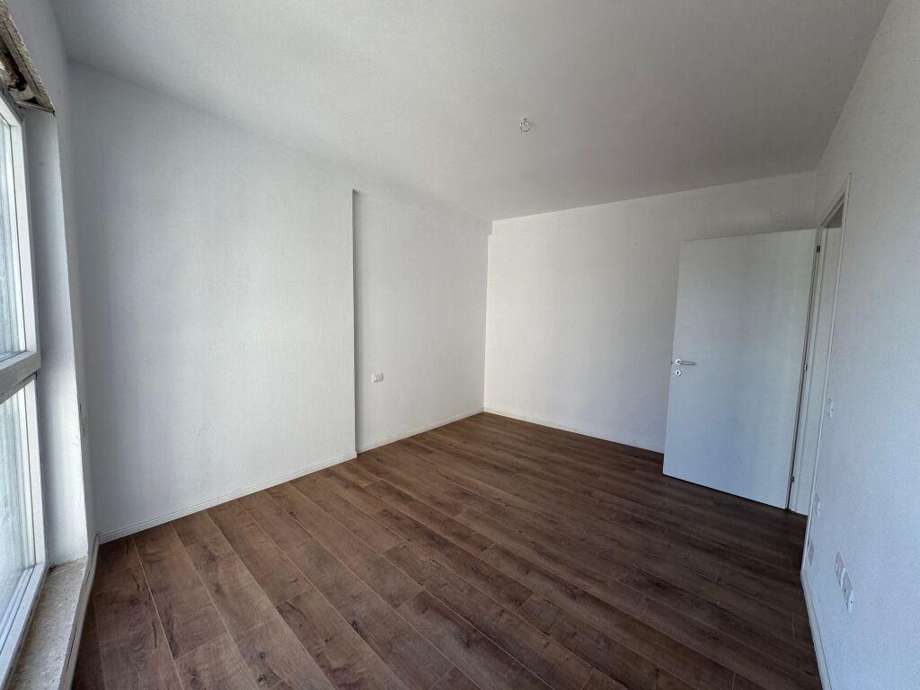Shitet apartament 2+1+2 📍Rruga Jordan Misja afer Spak •Siperfaqja 111.7 m2 •Kati 2 me 2 ashensore •Cmimi 192.000 euro