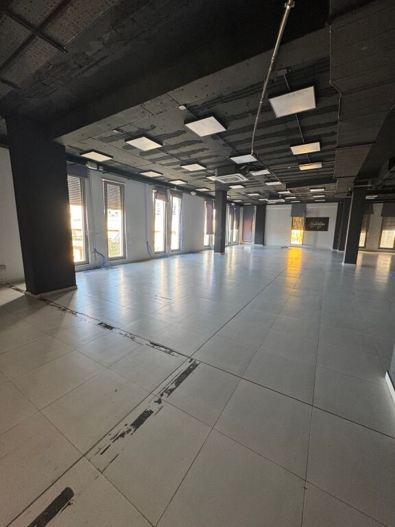 ZYRE 1100 M2 PER QERA ZOGU I ZI