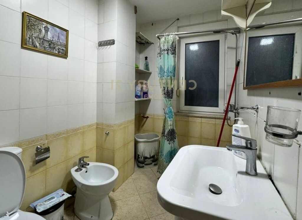 Jepet me qera 2+1 tek Liqeni i Thate