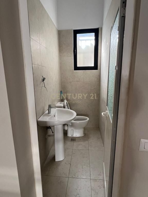 AMBIENT BIZNESI ME QERA TEK LAGJIA NR 6 NE DURRES