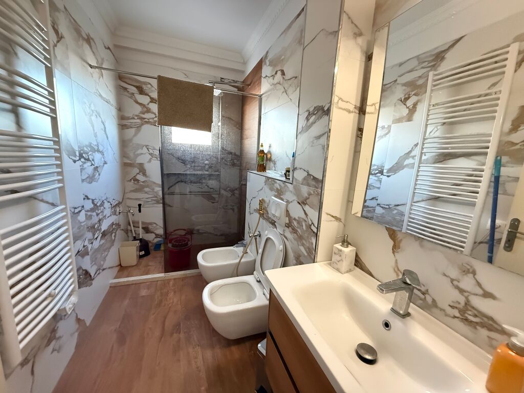 Shitet Apartament 2+1 tek rrota e kuqe ne durres