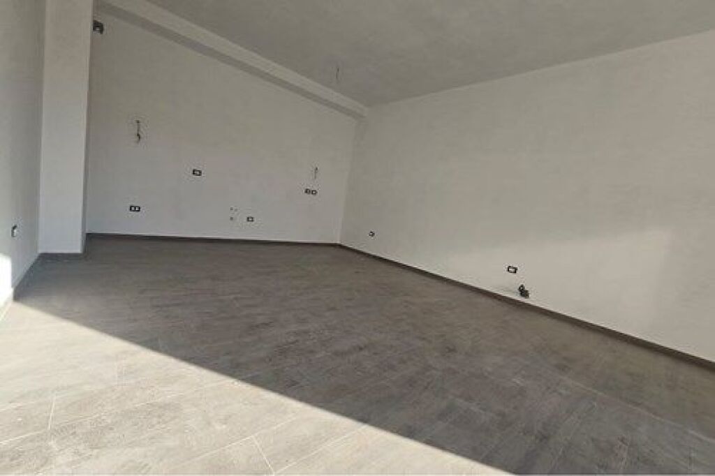 Shitet apartament 2+1 tek Square 21.