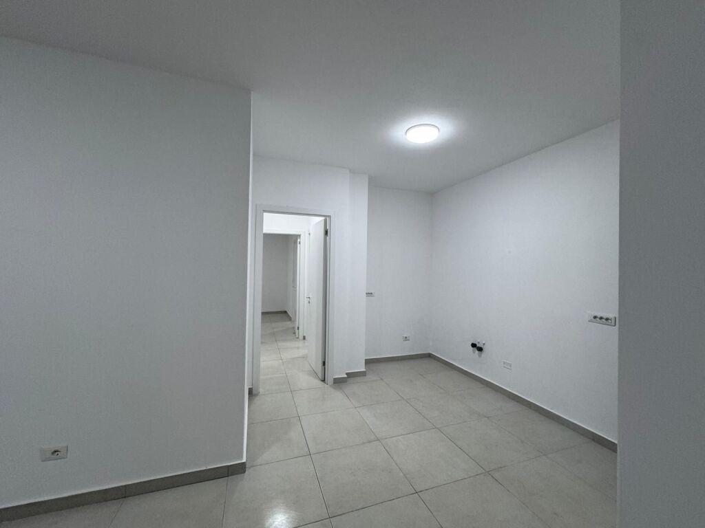 Ambient zyre me qira – pranë Stacionit të Trenit