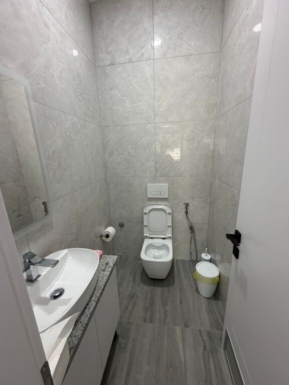 Ambjent per zyra,400 m2,rruga bardhyl afer shkolles se kuqe,5000 euro