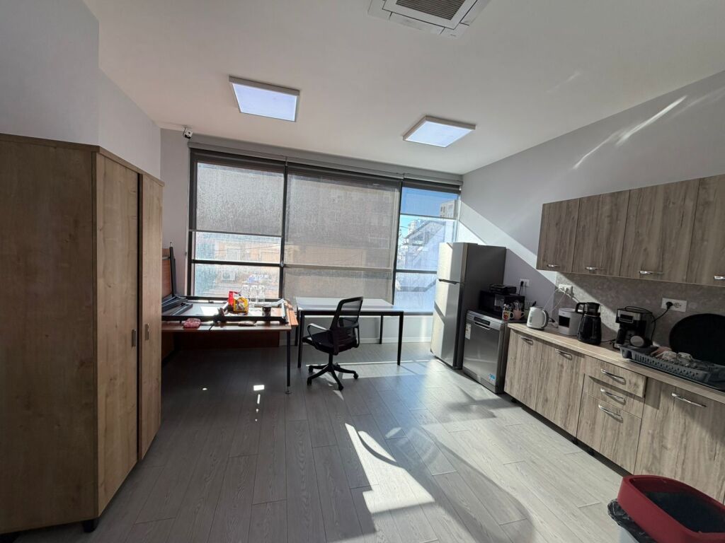 Jepet ambjent per zyra 400 m2 te Shkolla e Kuqe