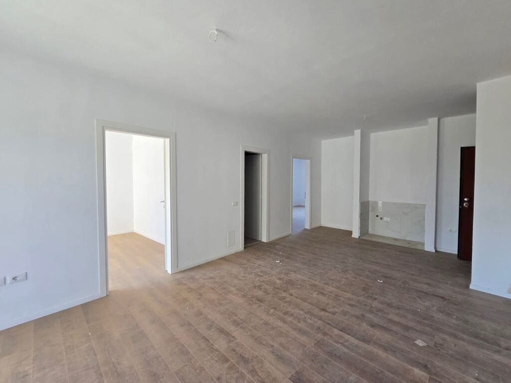 Apartament 2+1+2 per shitje ne Bulevardin e Ri, afer Ish- Stacionit te Trenit!