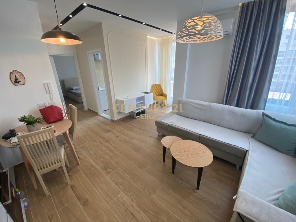 APARTAMENT ME QIRA TEK RRUGA E BARRIKADAVE ME POST PARKIMI