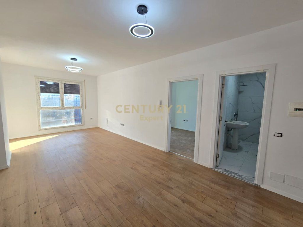 SHITET APARTAMENT 1+1, NE PASKUQAN TE COLOR SPLASH