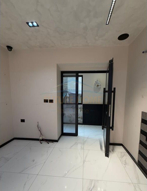 JAP ME QERA AMBIENT TEK RRUGA E KOSOVAREVE