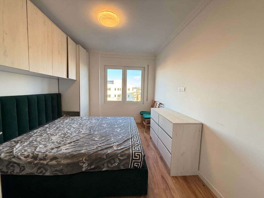 Shitet Apartament 2+1 tek rrota e kuqe ne durres