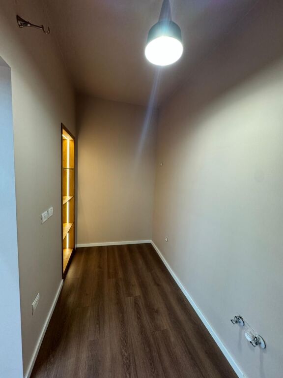 Jepet ambient per qera Komuna e Parisit, prane Kika 2.