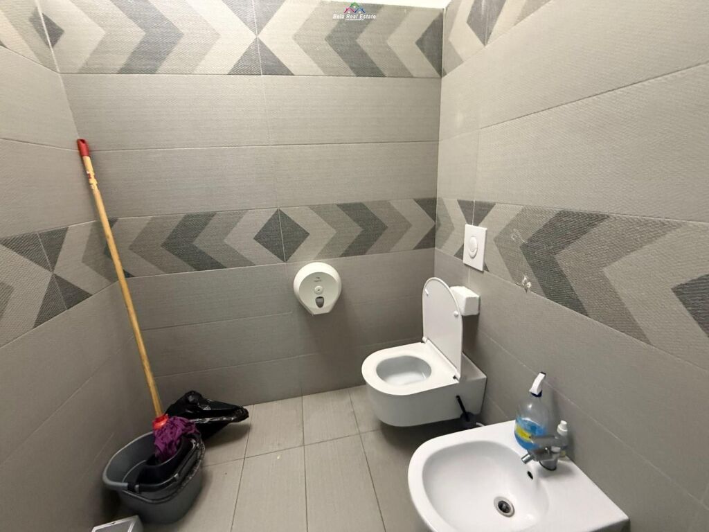 Zyre Me Qera Tek Ish Ekspozita ( ID BZ2823) Tirane