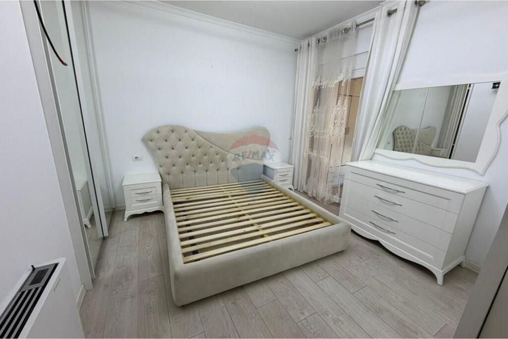 Ofrohet per shitje apartament 2+1+2 ne zonen e Xhamllikut.