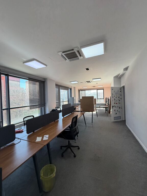 Ambjent per zyra,400 m2,rruga bardhyl afer shkolles se kuqe,5000 euro