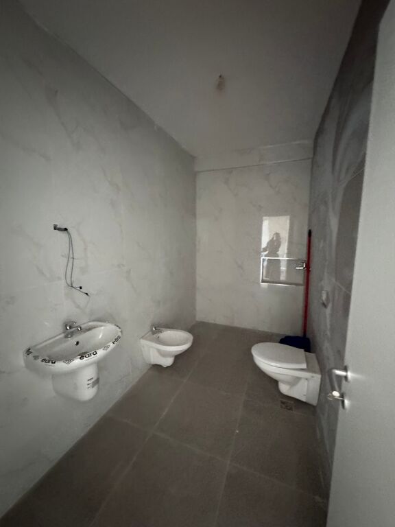 Shitet apartament 2+1+2 📍Rruga Jordan Misja afer Spak •Siperfaqja 111.7 m2 •Kati 2 me 2 ashensore •Cmimi 192.000 euro