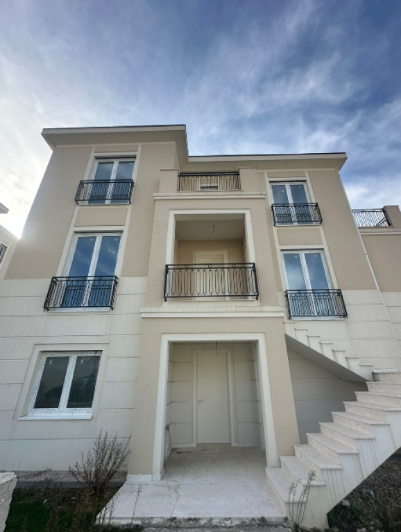 🏡 Vilë Luksoze 3-Katëshe për Shitje – Collina Verde | pranë TEG