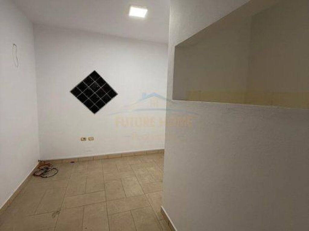 In vendita, Appartamento 2+1, Via Kavaja, Tirana.