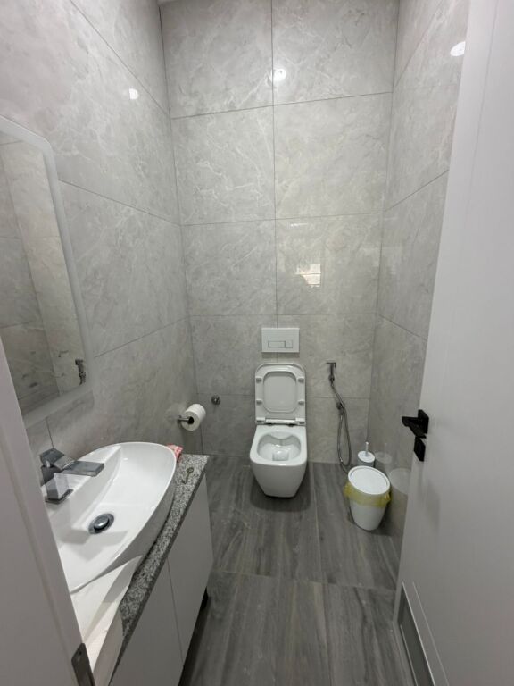 Jepet ambjent per zyra 400 m2 te Shkolla e Kuqe