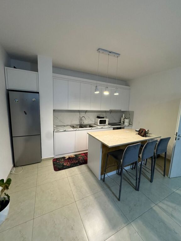 QIRA APARTAMENT 1+1, RRUGA E RE E PORTIT DURRES 400 EURO