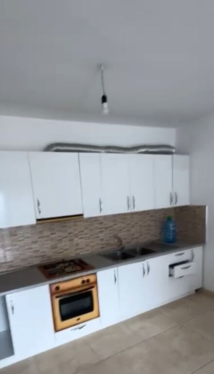 Kamëz, jepet me qera apartament 2+1!
