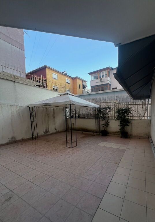 1+1, me verande, i mobiluar në Fresk, 400 mijë lekë