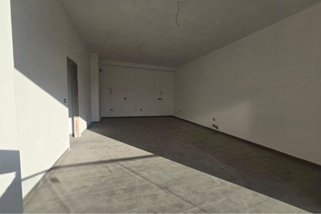 Shitet apartament 2+1 tek Square 21.