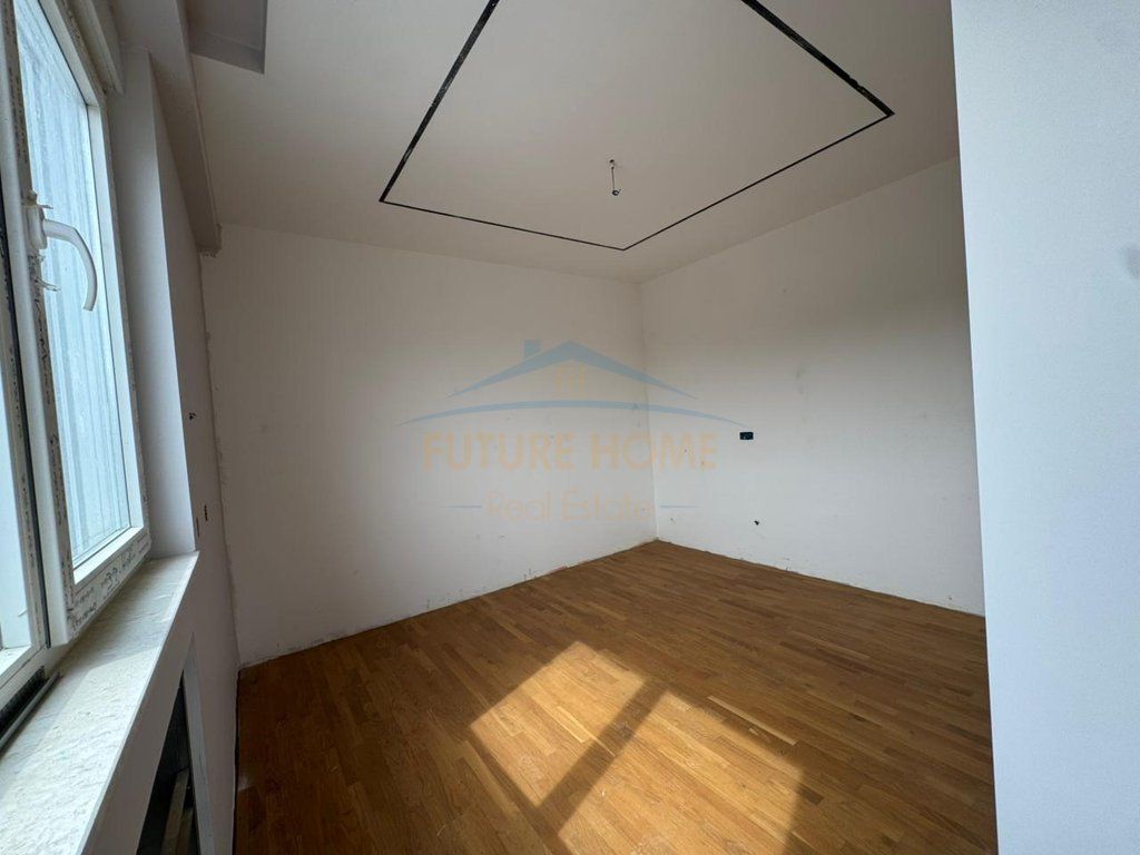 Shitet, Penthouse 3+1+3 Poste Parkimi, Green Terrace, Liqeni i Thate, Empire64131