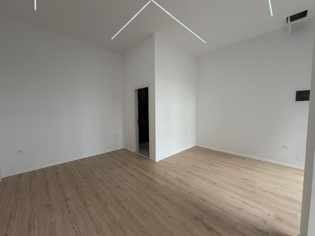 Dyqan per qira prane Mine Pezes, Rruge Kryesore