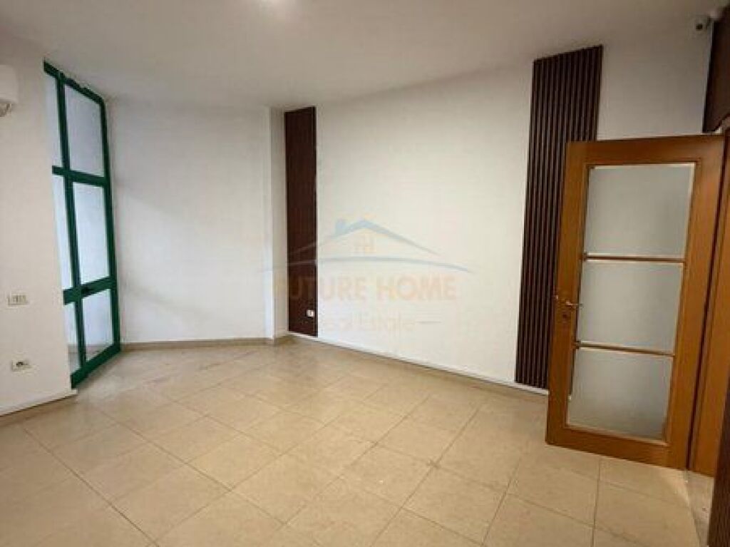 In vendita, Appartamento 2+1, Via Kavaja, Tirana.