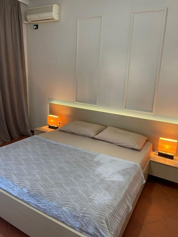 Ofrojme apartament per qira Tek Petro Nini