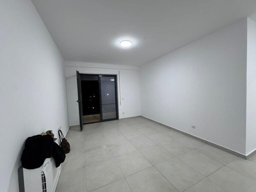 Ambient zyre me qira – pranë Stacionit të Trenit