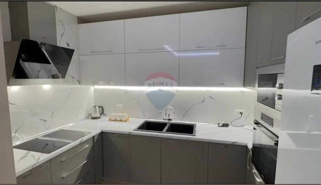 Shitet Apartament 2+1+2 në Qendër të Tiranës