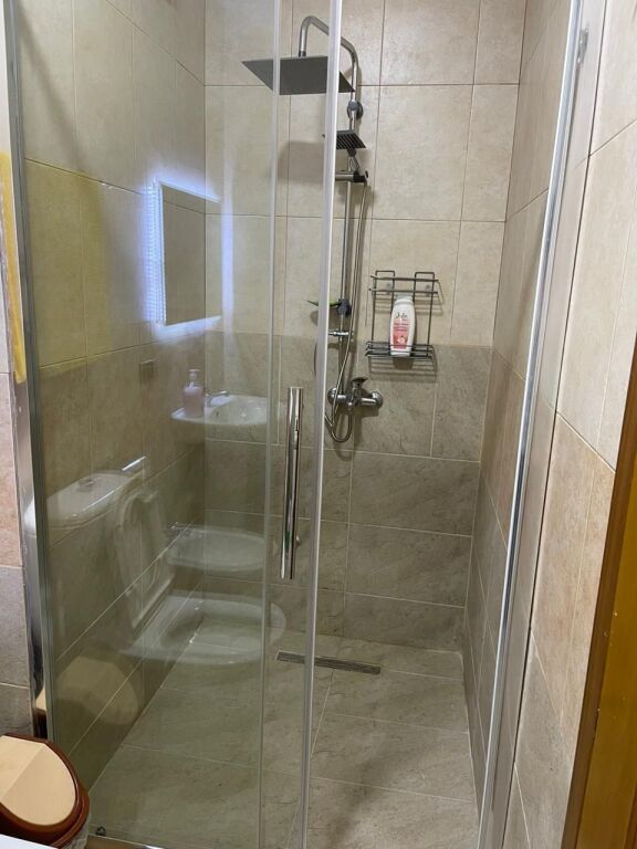 Ofrojme apartament per qira Tek Petro Nini