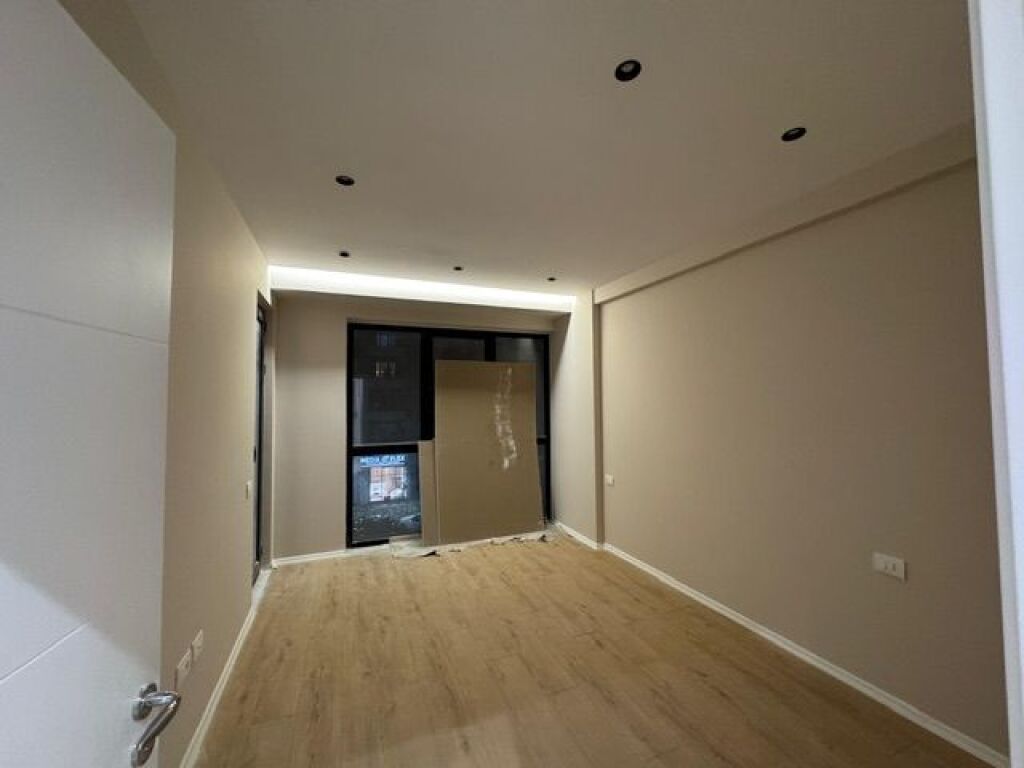 Empty office apartment invested At the villas l2 450€