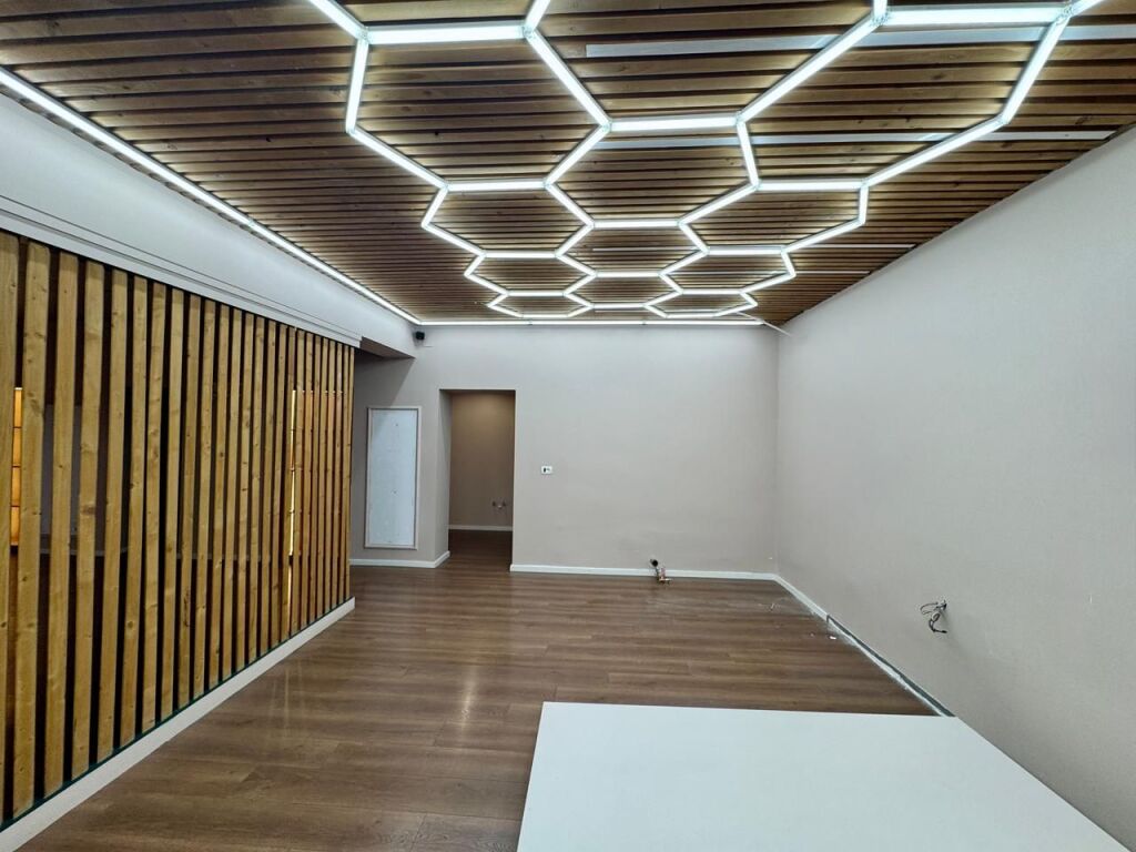 Jepet ambient per qera Komuna e Parisit, prane Kika 2.