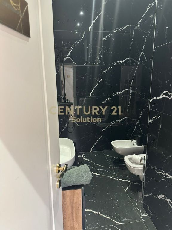 JEPET ME QERA PARUKERI NE KOMUN TE PARISIT