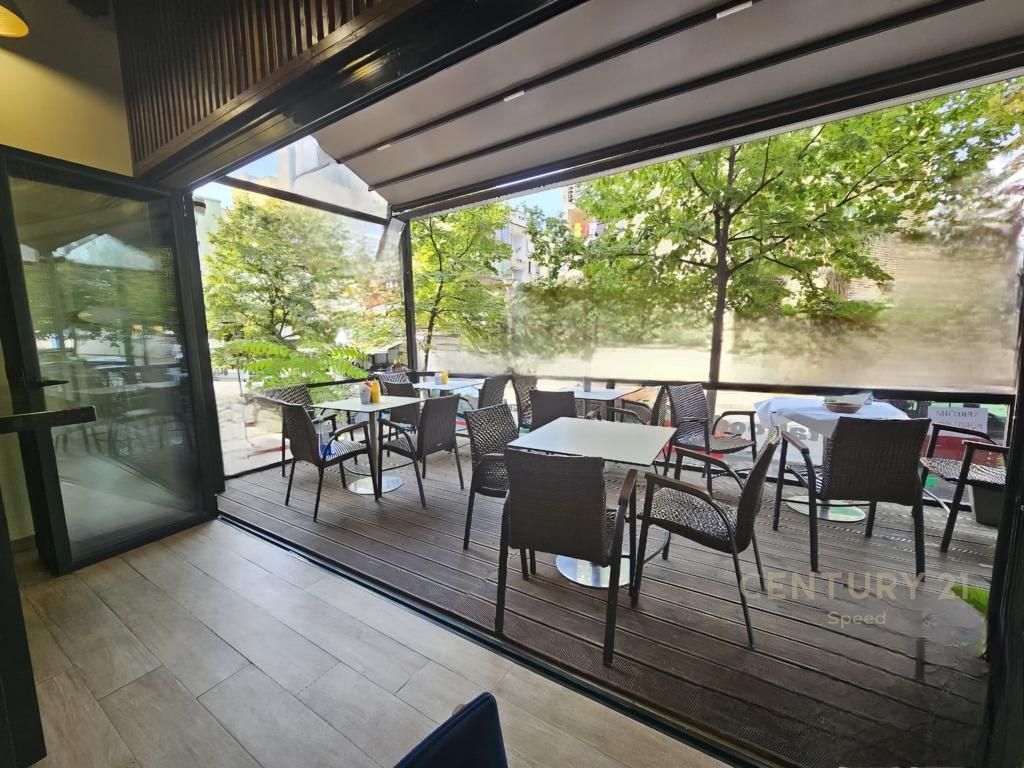 We sell commercial premises near 21 Dhjetori