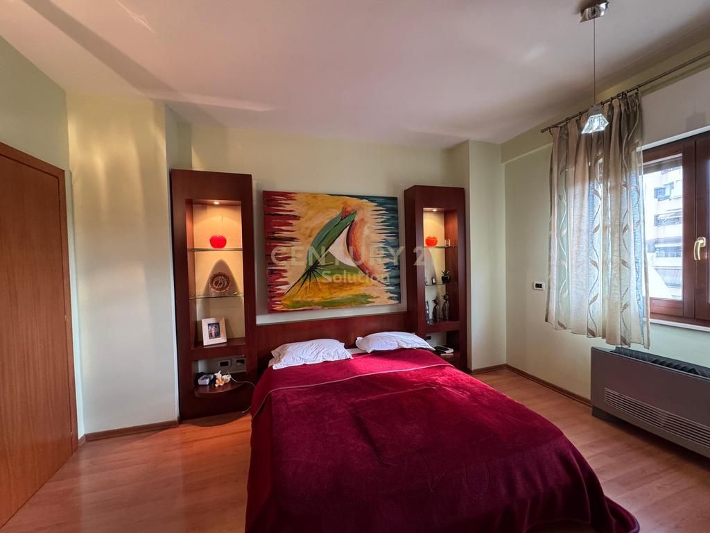 VENDIAMO APPARTAMENTO 2+1+2 VICINO AL COMUNE DI PARIGI!