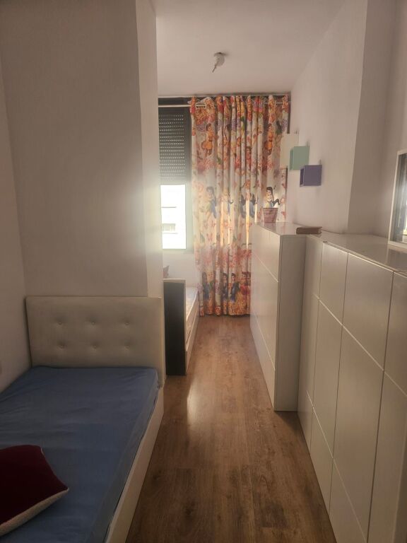 Affittasi 2+1 vicino ai palazzi Cabej, yzberisht 40.000Leke