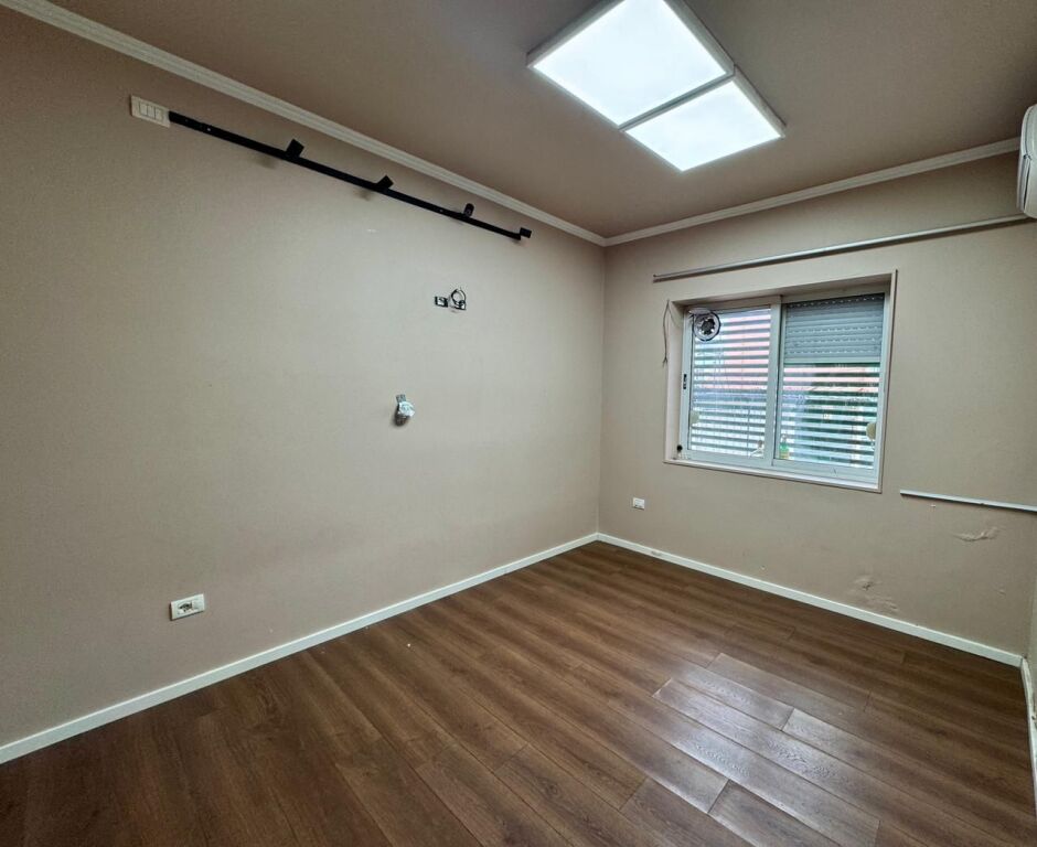 Jepet ambient per qera Komuna e Parisit, prane Kika 2.