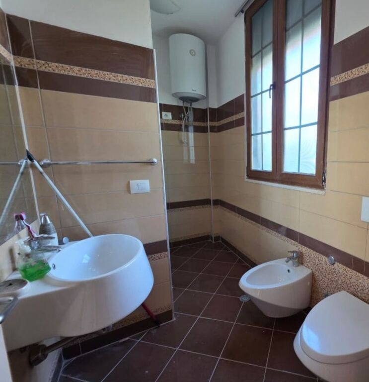 🏡 Vilë me oborr për qera